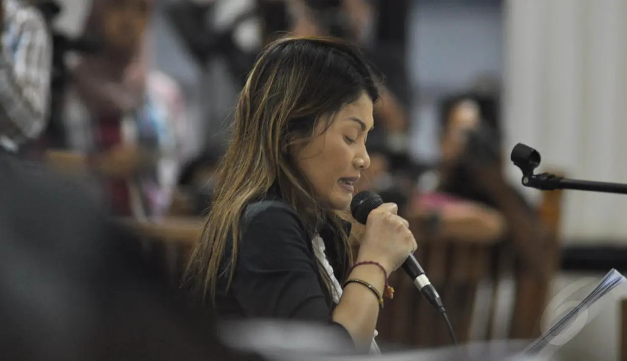 Artha Meris Simbolon menangis saat membacakan pleidoi berjudul 'Kebenaran Diselimuti Kegelapan', Jakarta, Kamis (13/11/2014).  (Liputan6.com/Miftahul Hayat)