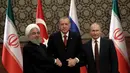 Presiden Turki Recep Tayyip Erdogan (tengah) bersama Presiden Rusia Vladimir Putin (kanan) dan Presiden Iran Hassan Rouhani (kiri) bergandengan tangan setelah konferensi pers bersama di Ankara, Turki, Rabu (4/4). (AP Photo/Burhan Ozbilici)