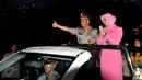 Irjen Tito Karnavian didampingi istri melambaikan tangan usai mengikuti acara pisah sambut di Polda Metro, Jakarta, Jum'at (12/6/2015). Tito Karnavian menggantikan Unggung Cahyono sebagai Kapolda Metro Jaya. (Liputan6.com/Andrian M Tunay)