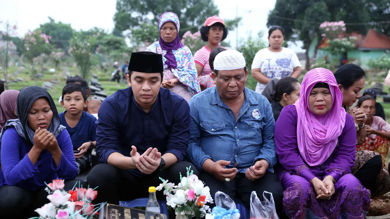 Billy Syahputra dan keluarga