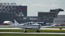 Pesawat Beechcraft Bonanza A36 yang diterbangkan Shaesta Waiz di Montreal, Kanada, Senin (15/5). (AFP Photo/Catherine Legault)