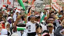 Massa Komite Nasional untuk Rakyat Palestina (KNRP) menggelar aksi di depan gedung Kedubes Amerika Serikat, Jakarta, Minggu (16/11/2014). (Liputan6.com/Faizal Fanani)