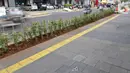 Kondisi trotoar di kawasan Kemang, Jakarta Selatan, Selasa (15/10/2019). Pemerintah Provinsi DKI menargetkan pengerjaan revitalisasi trotoar ini akan rampung pada Desember 2019. (Liputan6.com/Herman Zakharia)