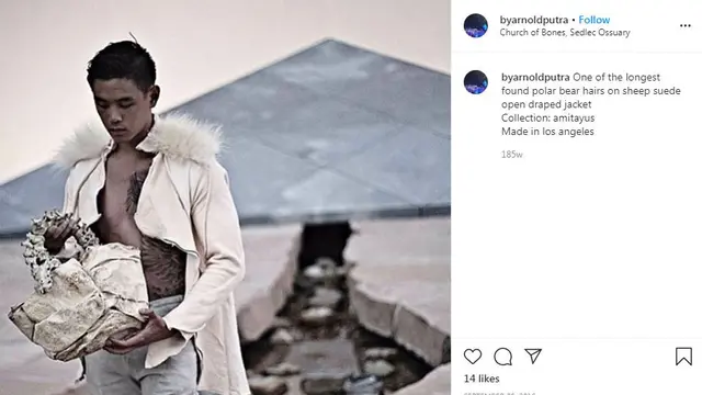 Tas tangan Arnold Putra