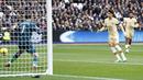 Striker Chelsea, Joao Felix mecetak gol ke gawang West Ham United pada laga pekan ke-23 Liga Inggris 2022/2023 di London Stadium, London (11/2/2023). Gol yang dicetak Joao Felix pada menit ke-16 yang menjadi gol debutnya di Liga Inggris akhirnya mampu disamakan bek West Ham United, Emerson Palmieri pada menit ke-28. Skor 1-1 bertahan hingga laga usai. (AFP/Ian Kington)