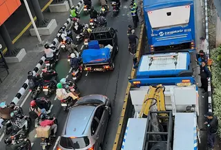 Bus Transjakarta Tabrak Separator di Cikoko (Akun Threads @kikizkyh)