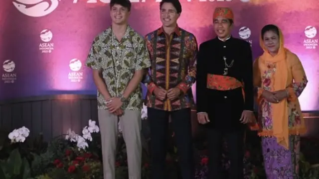 Tampilan Justin Trudeau dan Putranya