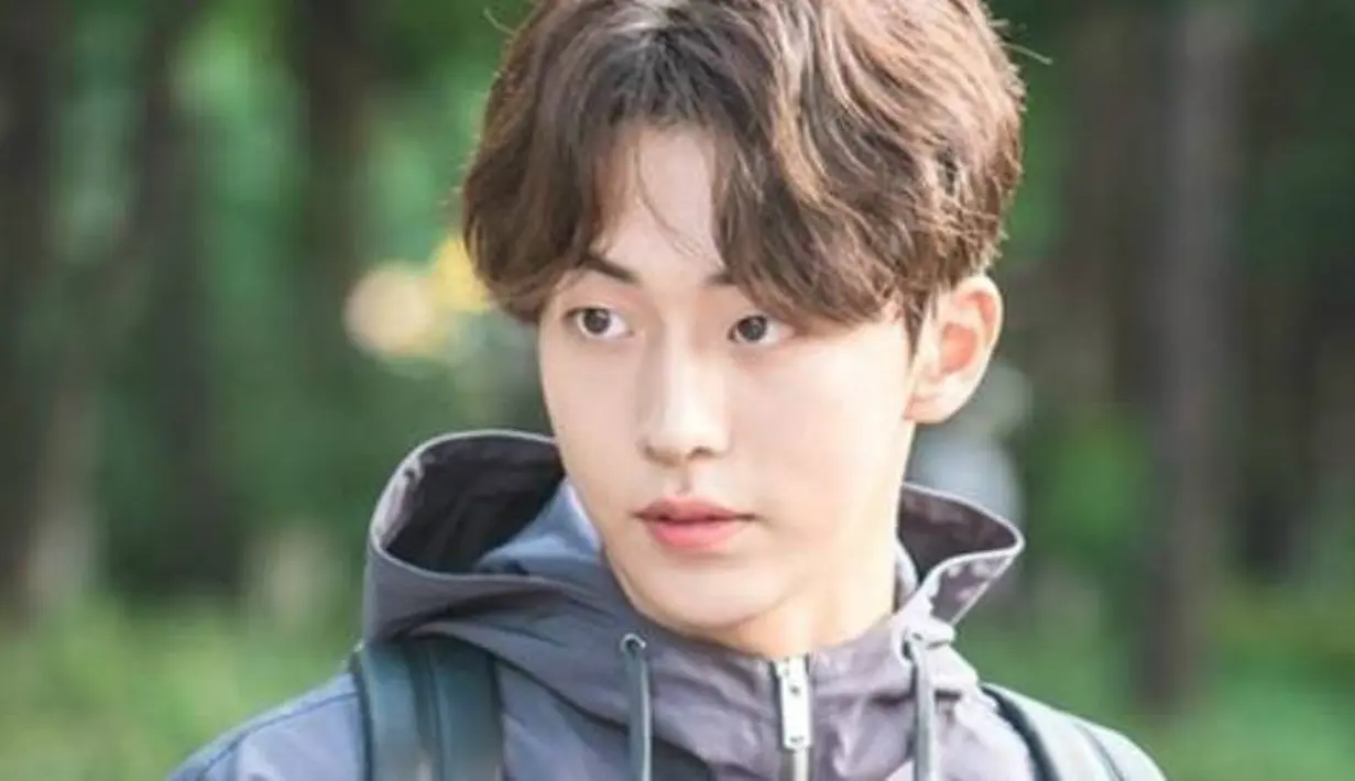 Ia pernah terlibat cinta lokasi dengan Lee Sung Kyung. Keduanya bertemu saat bermain dalam drama Weightlifting Fairy Kim Bok Joo. Namun kisah cinta mereka hanya berusia 4 bulan saja. (Foto: Allkpop.com)