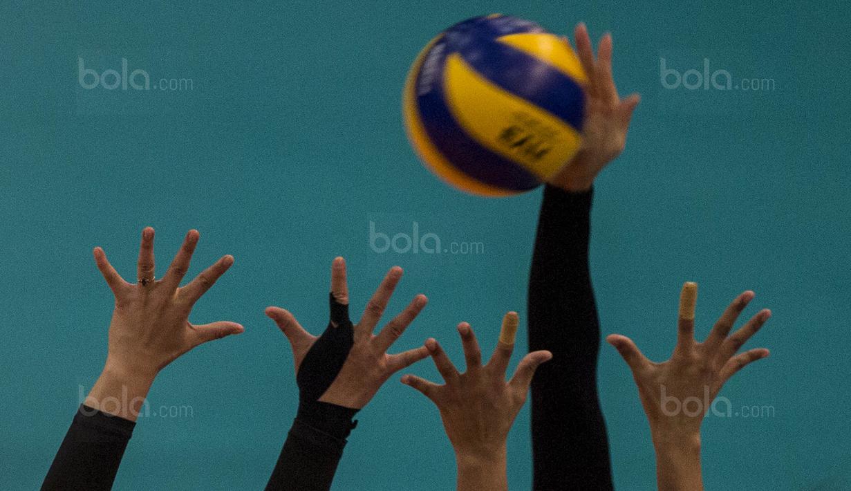 Pevoli Indonesia, Wilda Siti Nurfadhilah, berusaha melakukan block saat melawan Vietnam pada laga SEA Gmaes di MITEC, Kuala Lumpur, Sabtu (26/8/2017). Indonesia lolos ke final setelah menang 3-2 atas Vietnam. (Bola.com/Vitalis Yogi Trisna)