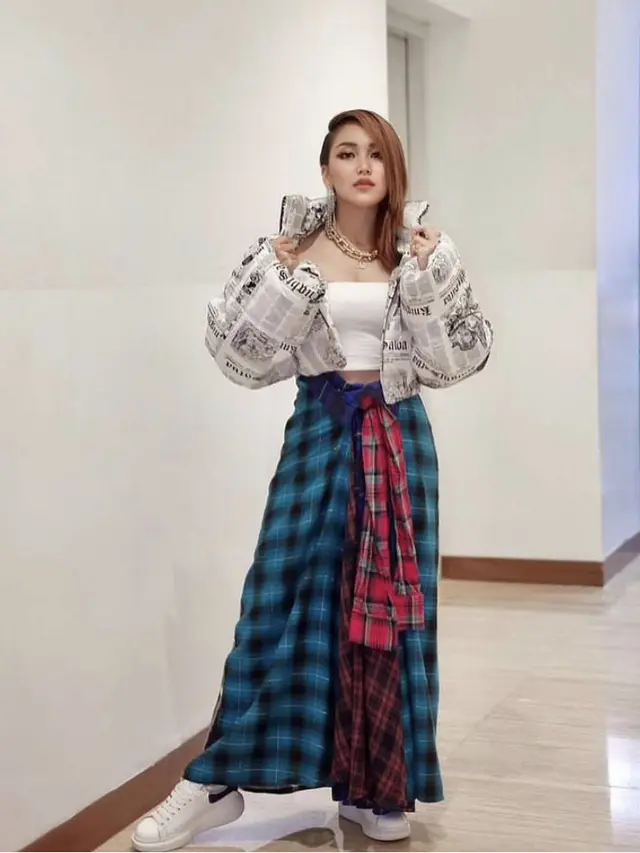 Harga outfit Ayu Ting Ting kenakan rok mirip sarung dan jaket bermotif koran/dok. Instagram @ayutingting92