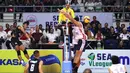 Pemain Timnas Voli Thailand, Anurak Phanram (kanan) melakukan spike ke arah pemain Timnas Voli Indonesia pada laga putaran pertama SEA V League 2023 di Padepokan Voli Jenderal Polisi Kunarto, Bogor, Minggu (23/07/2023). (Bola.com/Bagaskara Lazuardi)