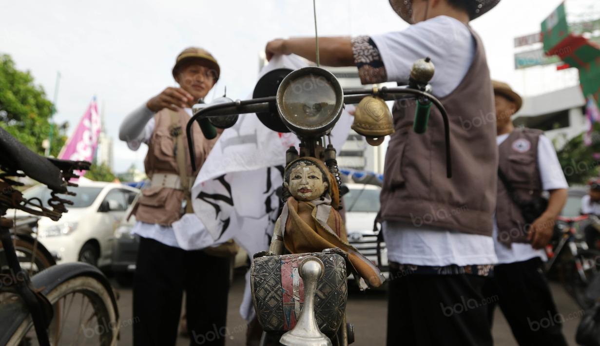 Motif unik sepeda Onthel dari komunitas Kondel saat mengikuti Fam Trip dan Gowes Bareng TAFISA Games 2016 dari Kantor Kemenpora menuju Menuju Ancol Venue Utama TAFISA Games 2016, Jakarta, Minggu (2/10/2016). (Bola.com/NIcklas Hanoatubun)