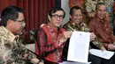 Menkumham Yasonna Laoly (kedua kiri) menunjukan surat pengaktifan kembali kepengurusan Golkar Munas Riau, Jakarta, Kamis (28/1/2016). SK Kepengurusan Partai Golkar Munas Riau diaktifkan untuk 6 bulan ke depan. (Liputan6.com/Johan Tallo)