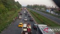Sejumlah mobil berhenti di bahu jalan tol Cipali saat arus balik. (Antara)