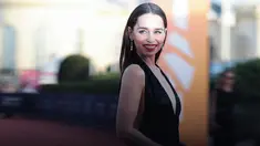 Aktris Amerika Emilia Clarke berpose di karpet merah menjelang presentasi film "The Pod Generation" pada Festival Film Amerika edisi ke-49 di Deauville, barat laut Prancis, Minggu (3/9/2023). (LOU BENOIST / AFP)