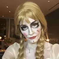 Courteney Cox dengan kostum Annabelle, karakter film horor yang sukses pada tahun 2014. (via people.com)