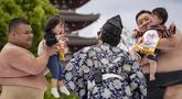Budaya “Crying Baby Sumo” atau dikenal sebagai Naki Sumo Festival merupakan tradisi unik dari negara Jepang yang melibatkan bayi dan pegulat Sumo. (AFP/Yuichi Yamazaki)