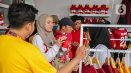 Beragam suvenir resmi mulai dari pakaian hingga boneka maskot Piala Dunia U-17 Indonesia 2023 dijual di gerai resmi. (Liputan6.com/Faizal Fanani)
