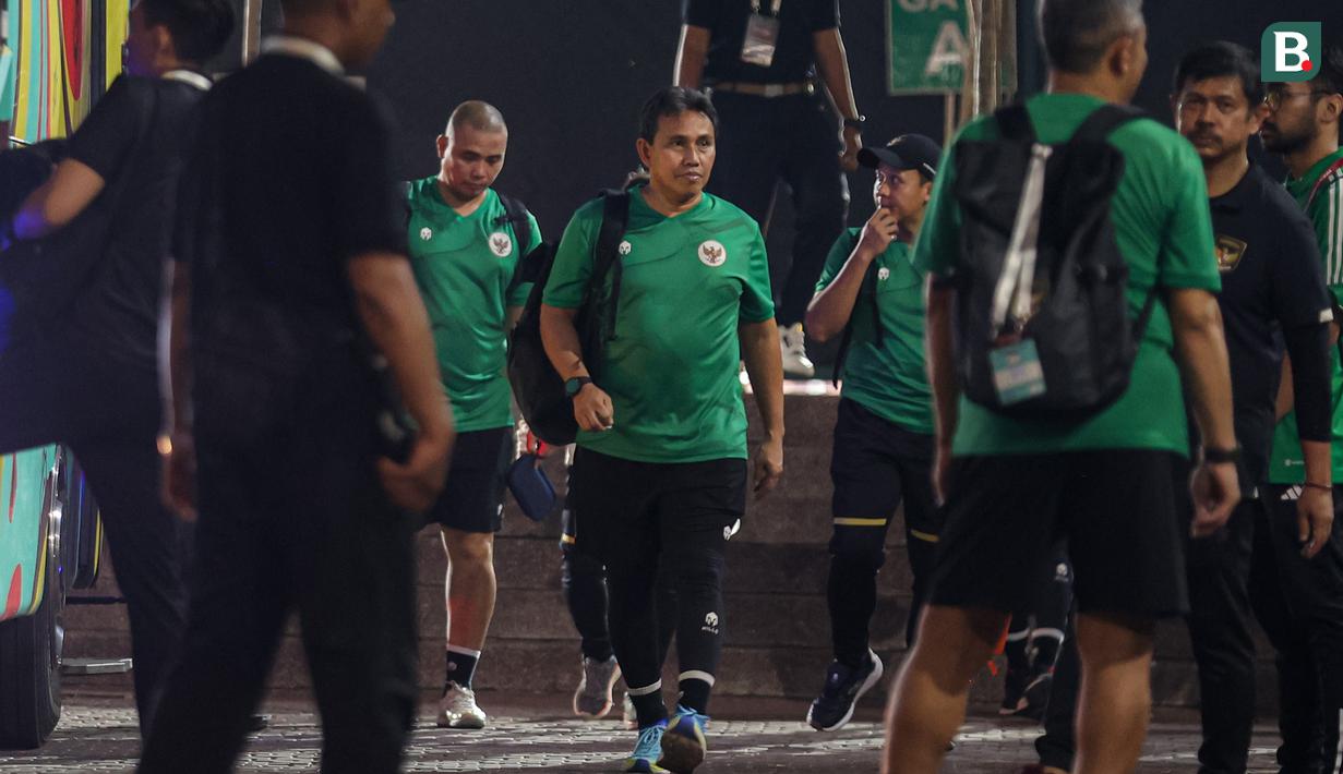 Pelatih Timnas Indonesia U-17, Bima Sakti (tengah), berjalan menuju bus setelah menjalani sesi latihan di Lapangan THOR, Surabaya, Rabu (8/11/2023). (Bola.com/Bagaskara Lazuardi)