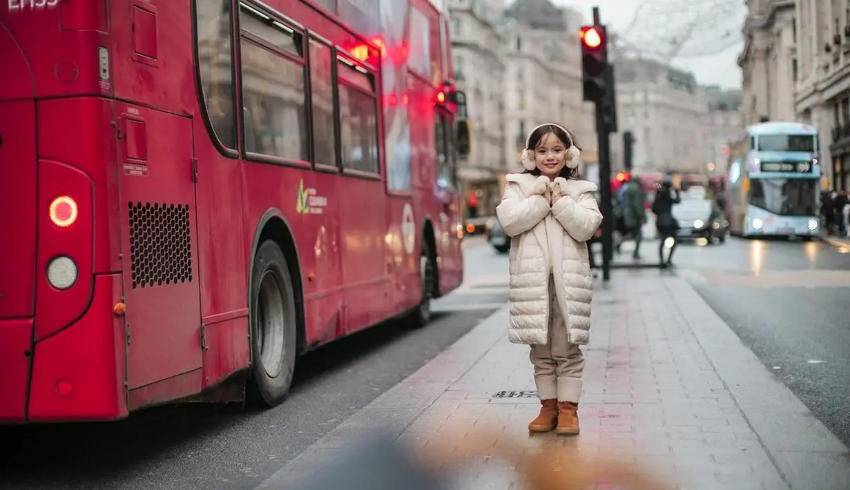 Makin stylish, Gempi melengkapi penampilannya dengan penutup telinga bulu warna senada dengan bajunya, dan sepatu boots.
