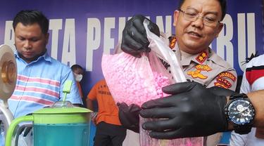 Pemusnahan narkoba jenis pil ekstasi di Polresta Pekanbaru menggunakan blender.