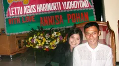 Ini adalah foto lawas Annisa Pohan dan AHY tahun 2004 ketika merayakan kenaikan pangkat AHY menjadi Letnan satu. Kirim papan bunga, bawa kue hingga tumpeng, Annisa Pohan dan AHY rayakan momen kenaikan pangkat ini secara sederhana di rumah dinas AHY. Jalani LDR karena AHY harus bertugas, wajah Annisa dan AHY tampak bahagia ketika akhirnya bisa bertemu. (Liputan6.com/IG/@annisayudhoyono)