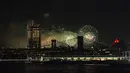 Atraksi kembang api yang terlihat di wilayah Manhattan saat perayaan hari kemerdekaan AS di New York City (4/7). (Alex Wroblewski/Getty Images/AFP)