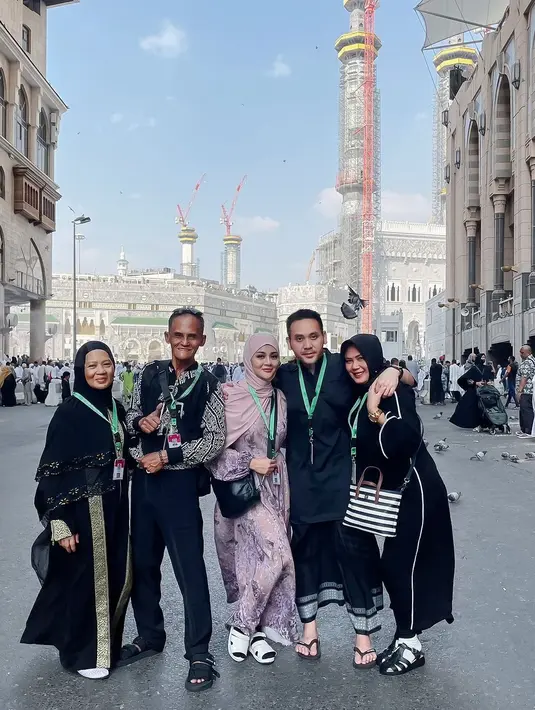 "Sampai kami bisa memeluk setiap sudut ka’bah dengan khusyuk dan tenang. bahkan dari ribuan orang yang berdesakan, kami bisa diberi kesempatan mencium dan mengusap hajar aswad.. batu mulia dari surga.. yaAllah begitu nyata dan dekat pertolonganmu," tulis Jenita Janet. [Instagram/jenitajanet]