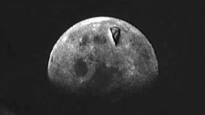 Benda berbentuk segitiga yang terdapat di Bulan menimbulkan spekulasi bahwa obyek tersebut merupakan UFO