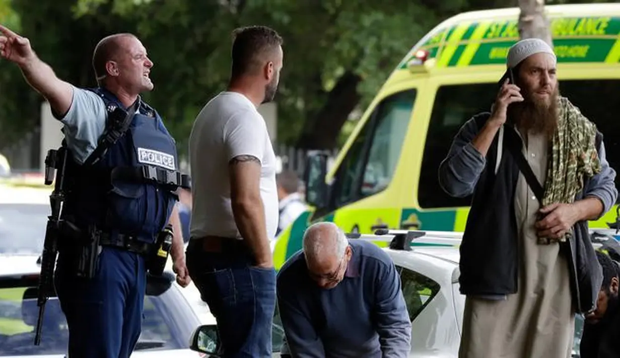 Polisi mengevakuasi orang-orang saat terjadi insiden penembakan di Masjid Al Noor, Christchurch, Selandia Baru, Jumat (15/3). Saat kejadian ada sekitar 300 orang yang tengah menjalankan ibadah salat Jumat. (AP Photo/Mark Baker)