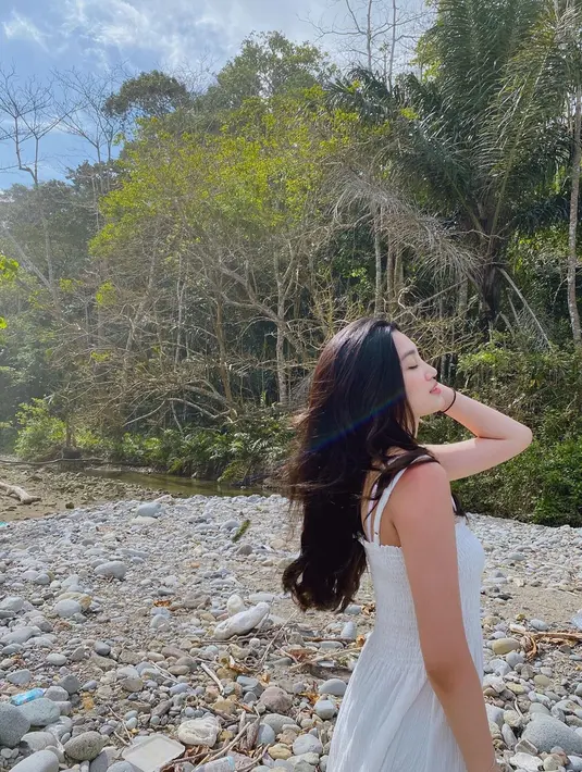 Banyak netizen pun kerap puji penampilannya saat tampil kasual. Gayanya pun tak luput dari pujian yang banyak dibanjiri oleh komentar netizen. (Liputan6.com/IG/khalishafarah)