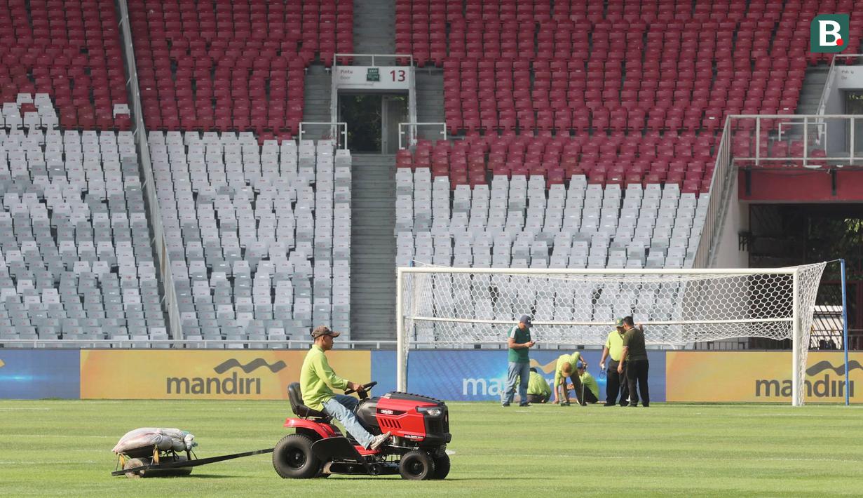 Sejumlah pekerja tengah mempersiapkan lapangan utama Stadion Gelora Bung Karno (SUGBK), Senayan, Jakarta, Rabu (05/06/2024) jelang laga Grup F Kualifikasi Piala Dunia 2024. (Bola.com/M Iqbal Ichsan)