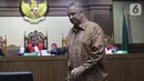 Terdakwa dugaan suap proyek PLTU Riau-1 yang juga mantan Dirut PLN, Sofyan Basir saat menjalani sidang pembacaan tuntutan di Pengadilan Tipikor, Jakarta, Senin (10/7/2019). Sofyan Basir dituntut 5 tahun penjara ditambah denda Rp200 juta subsider 3 bulan kurungan. (Liputan6.com/Helmi Fithriansyah)