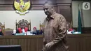 Terdakwa dugaan suap proyek PLTU Riau-1 yang juga mantan Dirut PLN, Sofyan Basir saat menjalani sidang pembacaan tuntutan di Pengadilan Tipikor, Jakarta, Senin (10/7/2019). Sofyan Basir dituntut 5 tahun penjara ditambah denda Rp200 juta subsider 3 bulan kurungan. (Liputan6.com/Helmi Fithriansyah)