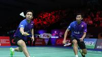 Pasangan Rian Agung Saputro/Hendra Setiawan mengalahkan ganda China, Han Chengkai/Zhou Haodong, 21-14, 21-19, pada final Kejuaraan Bulutangkis Asia Beregu di Stadium Sultan Abdul Halim, Minggu (11/2/2018). (PBSI)