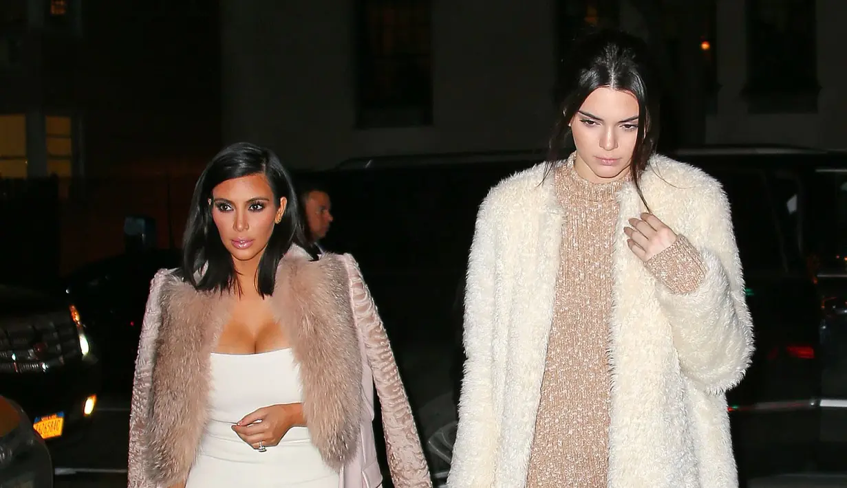 Meski bersalju, keduanya sampai dengan selamat untuk mengunjungi Khloe dan anaknya. (OK! Magazine)