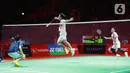 Ganda putra Indonesia, Daniel Marthin/Leo Rolly Carnando, saat melawan wakil Jepang, Takuro Hoki/Yugo Kobayashi pada laga semifinal Indonesia Masters 2023 di Istora Senayan, Jakarta, Sabtu (28/1/2023). Wakil Indonesia itu menang dengan skor 18-21, 21-17, 21-3. (Bola.com/M Iqbal Ichsan)