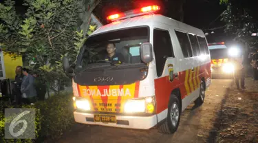 Ambulan yang membawa jenazah terduga teroris pergi meninggalkan lokasi, Setu, Tangerang Selatan, Banten, Rabu (21/12). Jenazah terduga teroris rencananya akan diperiksa di ruang Instalasi Kedokteran Forensik RS Polri. (Liputan6.com/Helmi Afandi)