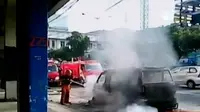 Sebuah mikrolet terbakar di Jalan Gajah Mada, Jakarta Barat. Sementara itu, warga Amerika diwajibkan membayar iuran untuk kelola air kotor.