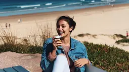 Disela kesibukannya, Amanda Rawles kerap bagikan momen saat bersantai di pantai. Baik saat berada di Bali, Labuan Bajo hingga di Australia. Dalam penampilannya yang kasul, gaya dari aktris yang hobi main tenis ini selalu menawan. (Liputan6.com/IG/@amandarawles)