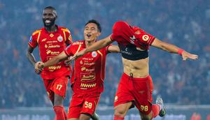 Pemain Persija Jakarta, Eksel Runtukahu (kanan), bersama Rayhan Hannan dan Allano merayakan gol ke gawang Persebaya Surabaya pada laga pekan ke-27 BRI Super League di Stadion Utama Gelora Bung Karno, Jakarta, Sabtu (11/4/2026). (Bola.com/Bagaskara Lazuardi)