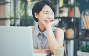 8 Kepribadian Orang yang Suka Tersenyum kepada Orang Asing, Ternyata Punya Karakter Menarik