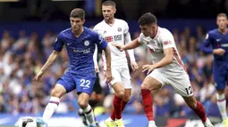 Gelandang Chelsea, Christian Pulisic, berusaha melewati bek Sheffield United, John Egan, pada laga Premier League di Stadion Stamford Bridge, London, Sabtu (31/8). Kedua klub bermain imbang 2-2. (AP/John Walton)