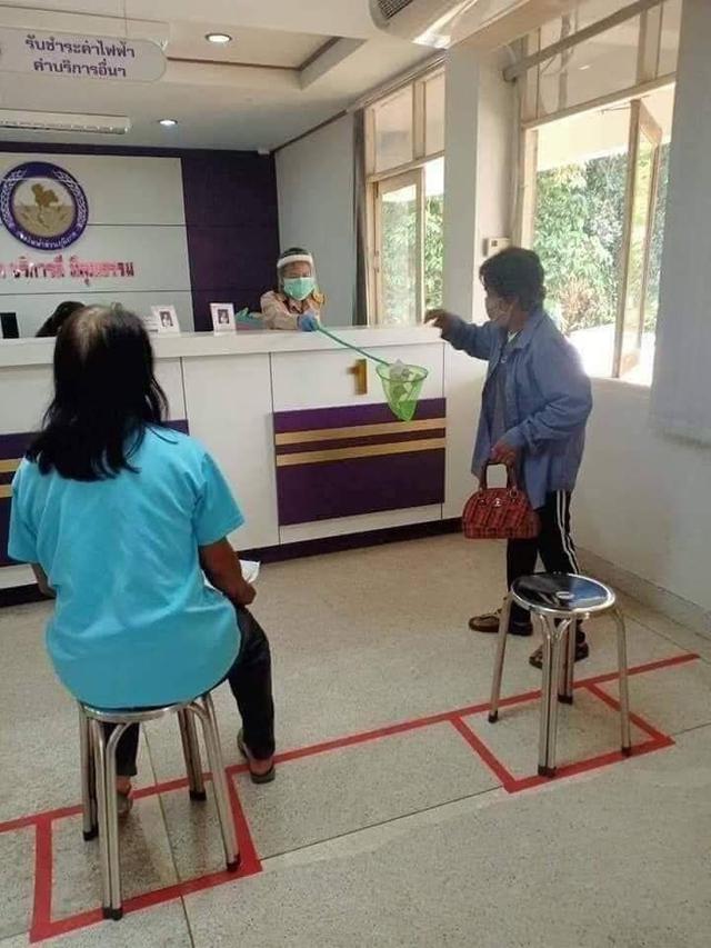 6 Potret Orang Taati Aturan Tanda 'X' Jaga Jarak Ini Kocak Banget