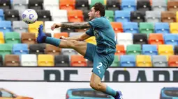 Pemain AC Milan, Davide Calabria, mengontrol bola saat melawan Udinese pada laga Liga Italia di Stadion Friuli, Minggu (1/11/2020). AC Milan menang dengan skor 2-1. (Andrea Bressanutti/LaPresse via AP)