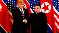 Jabatan tangan Presiden Amerika Serikat Donald Trump dan Pemimpin Korea Utara Kim Jong-un di Metropole Hotel, Hanoi, Vietnam (AP)