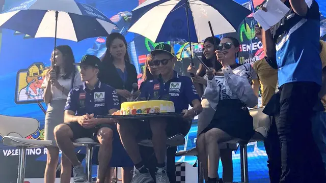 Valentino Rossi menerima kue ulang tahun saat menyambangi Vietnam