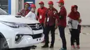 Para peserta Campus CJ Edutrip saat berkunjung ke tempat pembuatan mobil Toyota Fortuner dan Innova di TMMIN Karawang Plant 1, Jawa Barat, Kamis (23/2). (Liputan6.com/Immanuel Antonius)