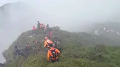 Dalam foto yang disediakan oleh Badan Nasional Pencarian dan Penyelamatan Indonesia (BASARNAS), anggota tim penyelamat melakukan operasi pencarian di sekitar Gunung Bulusaraung, Provinsi Sulawesi Selatan, Indonesia, Sabtu 17 Januari 2026. Minggu 18 Januari 2026, Tim SAR gabungan berhasil menemukan badan pesawat ATR 42-500 di kawasan Gunung Bulusaraung, wilayah perbatasan Kabupaten Maros dan Kabupaten Pangkep, Sulawesi Selatan. (BASARNAS via AP)