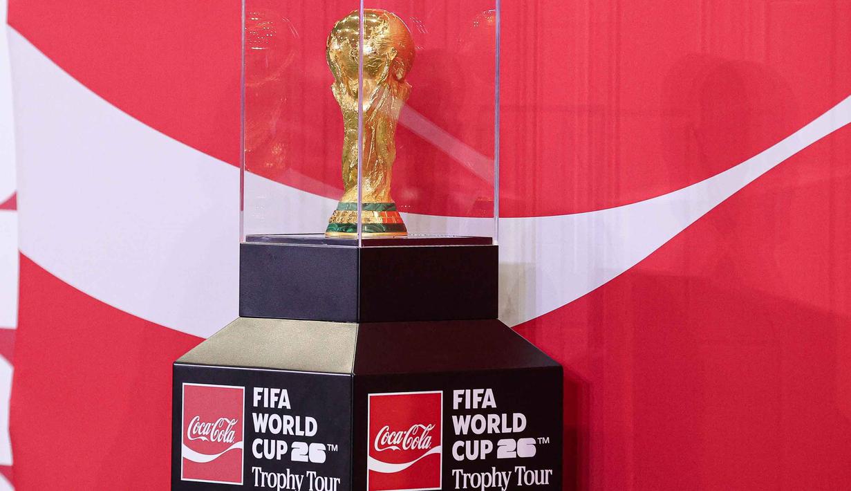 Trofi tersebut dipamerkan di Jakarta hingga 24 Januari 2026. Tampak dalam foto, trofi original Piala Dunia terpajang saat gelaran FIFA World Cup Trophy Tour by Coca-Cola di Jakarta International Convention Center (JICC), Senayan, Jakarta, Kamis (22/1/2026). (Bola.com/Abdul Aziz)